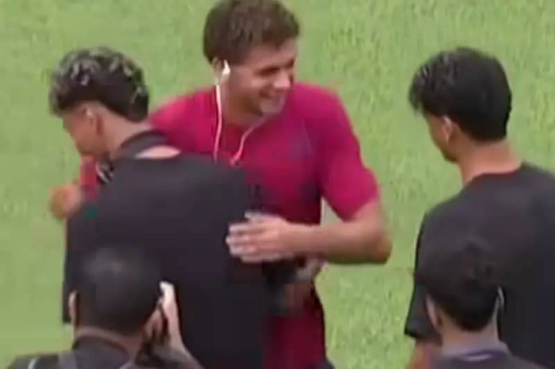 Hamza Abdul Karim greets Al-Ahli team