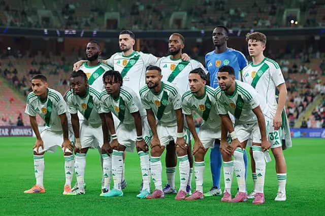 محترف الأهلي السعودي قريب من الدرعية