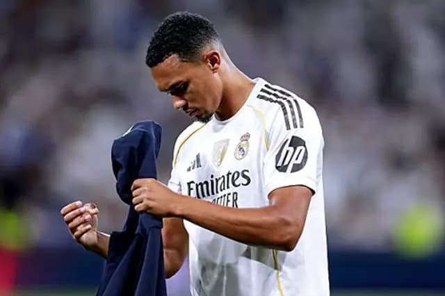 بعد خروجه من ليفربول أرنولد يفقد 50 مليون يورو