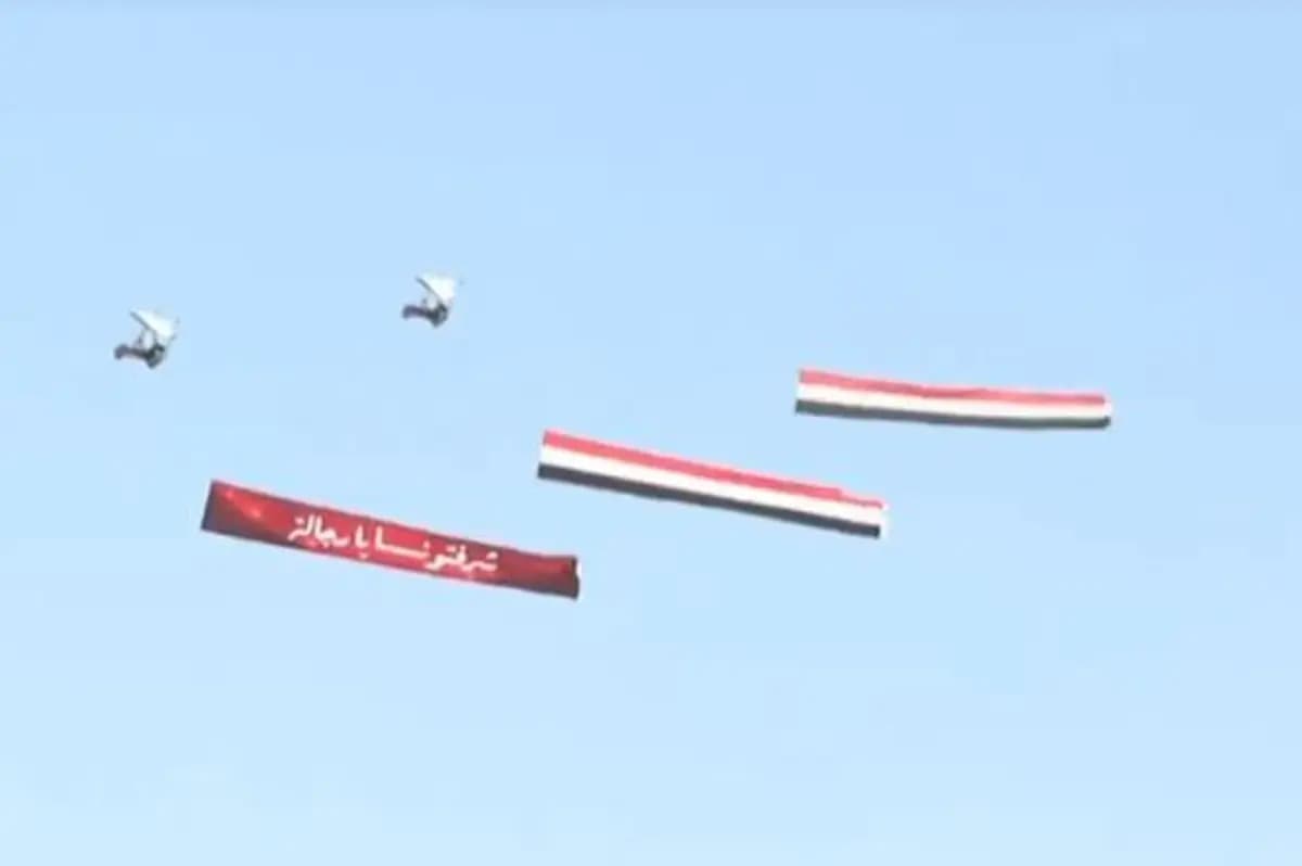 طائرة تحلق فوق حافلة منتخب مصر وتوجه رسالة للاعبين (صورة)