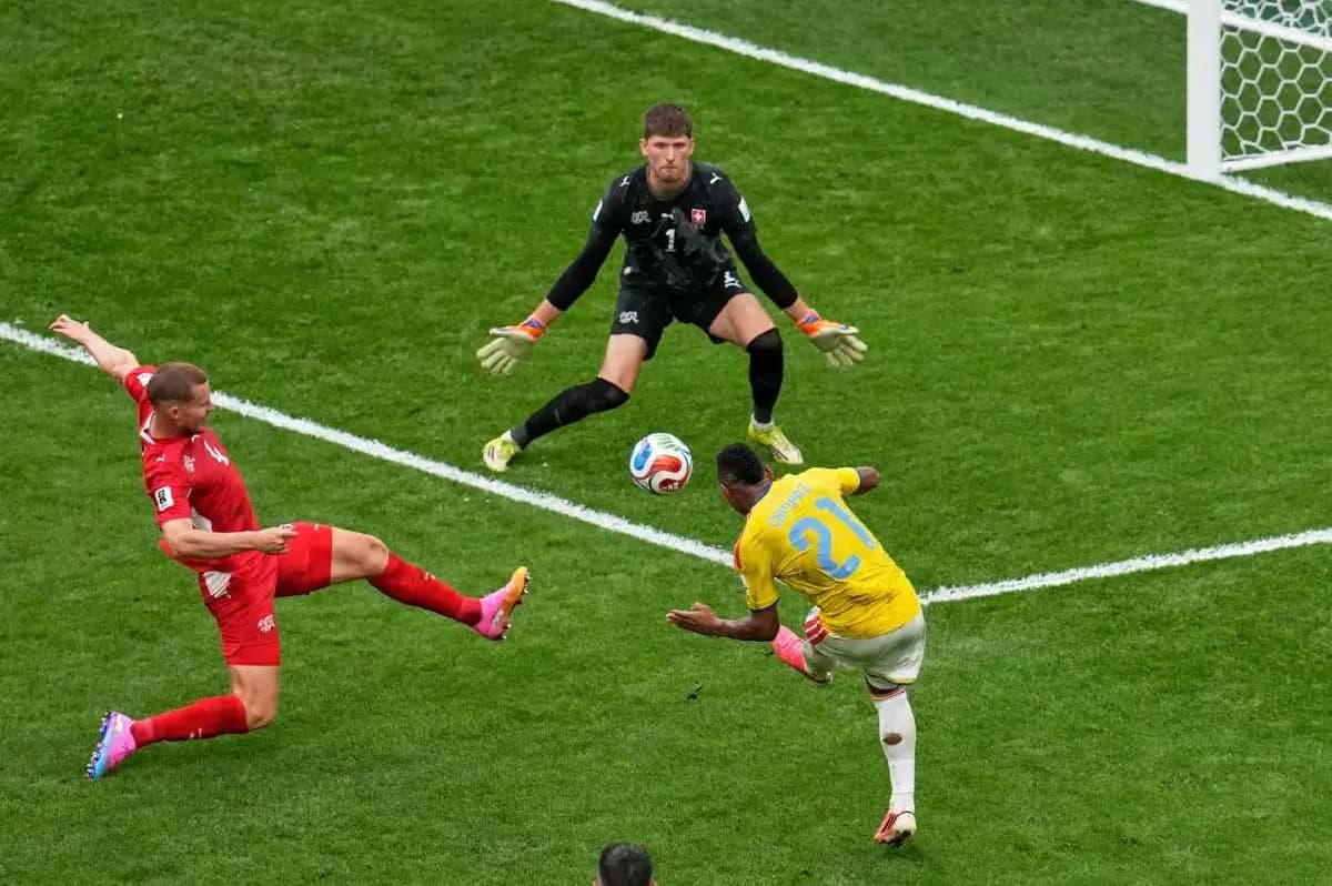 بعد إهداره فرصة أمام سويسرا.. تهديدات بالقتل لنجم كولومبيا وأسرته والاتحاد يتدخل