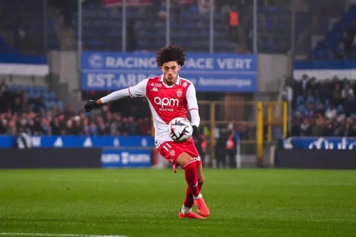Akliouche opts for Paris over Liverpool
