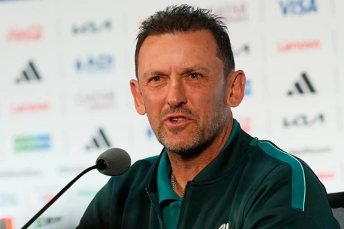 مدرب أستراليا يؤيد تصريحات حسام حسن