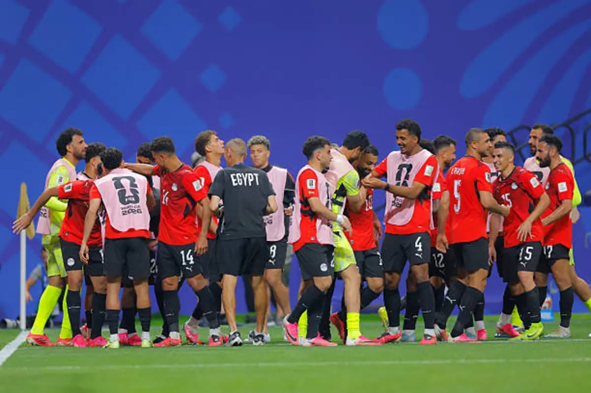 Egyptian national team fans welcome players with chants and fireworks after World Cup elimination (Video)