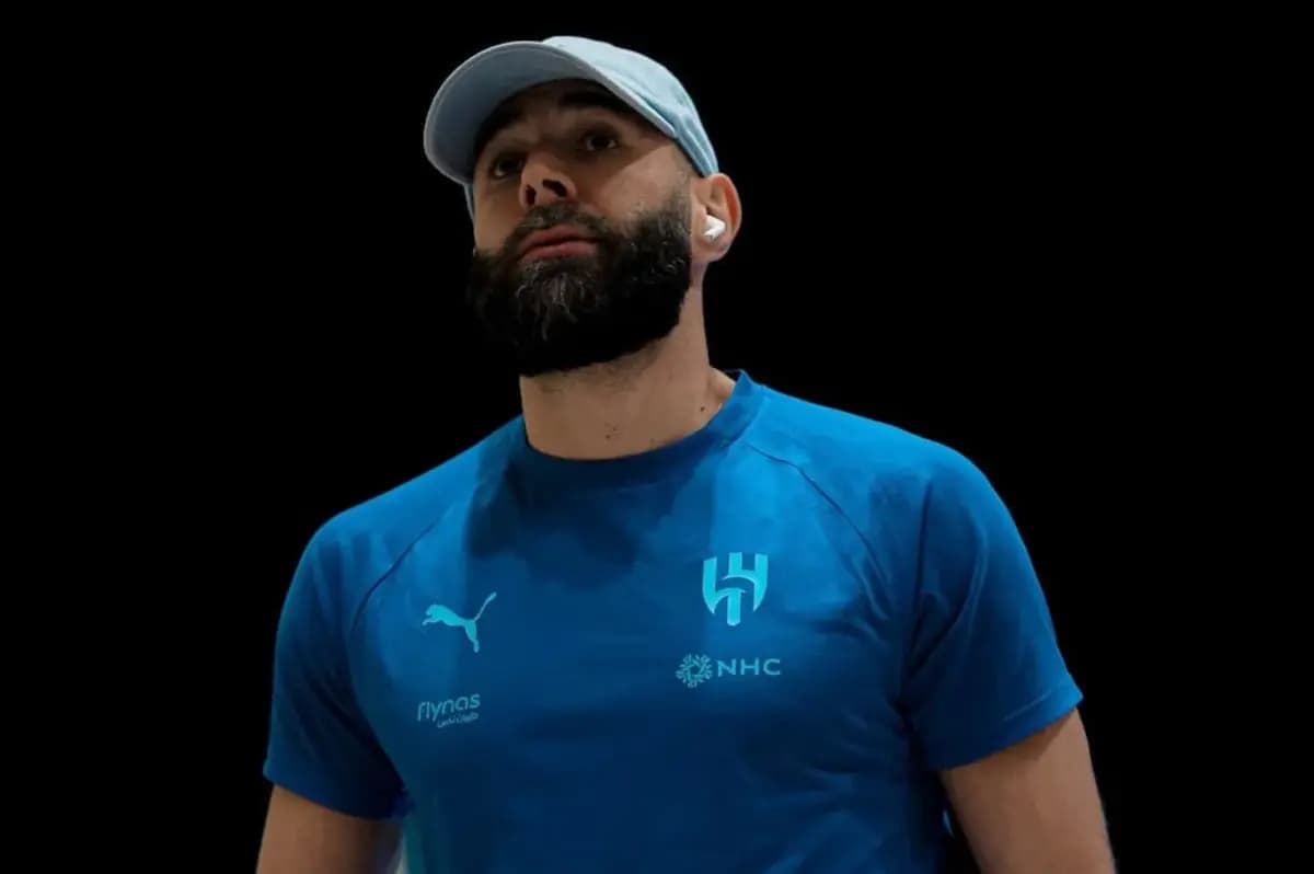 بنزيما غائب وثنائي الهلال يواجه الخليج