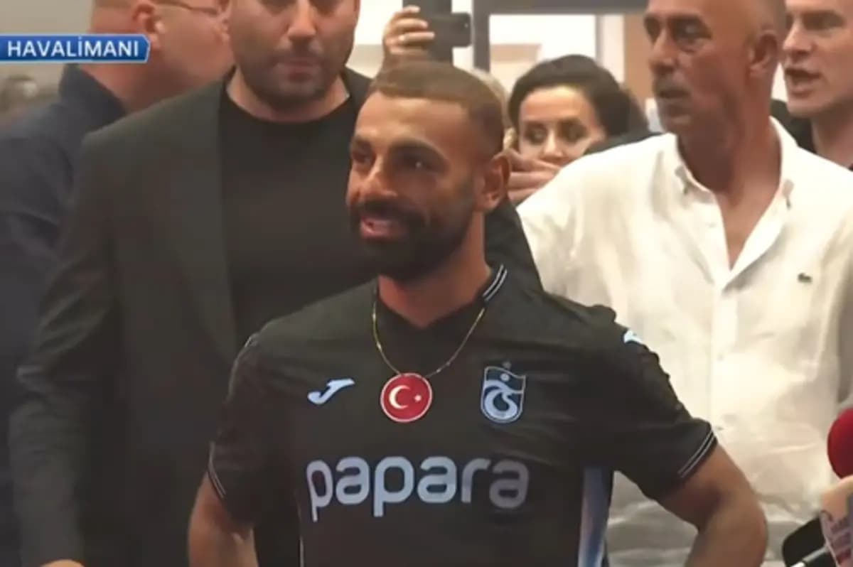 Salah Arrives in Trabzon Crowded by Fans