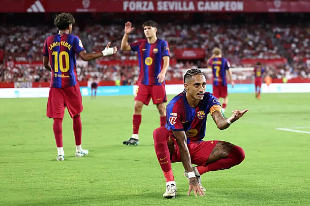 رافينيا يحقق هاتريك ليفوز برشلونة على إشبيلية