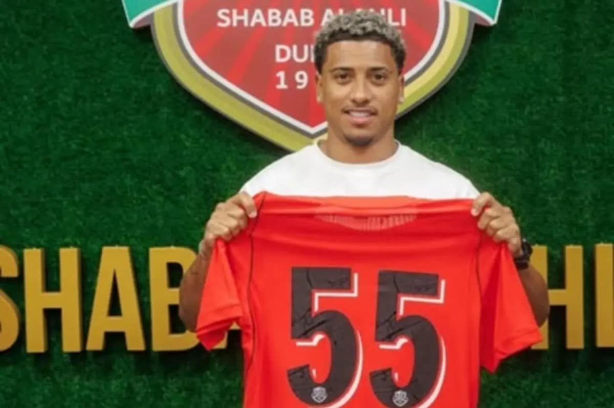 بيزيرا يحتفل بانضمامه إلى شباب الأهلي