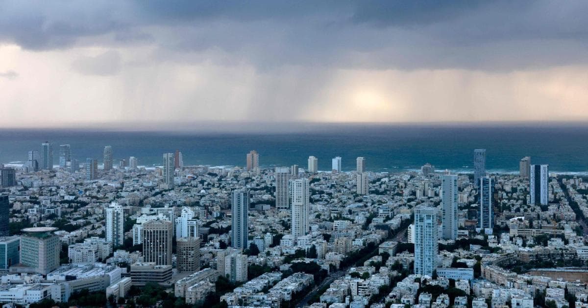 Occupying forces fire at soldier in Tel Aviv
