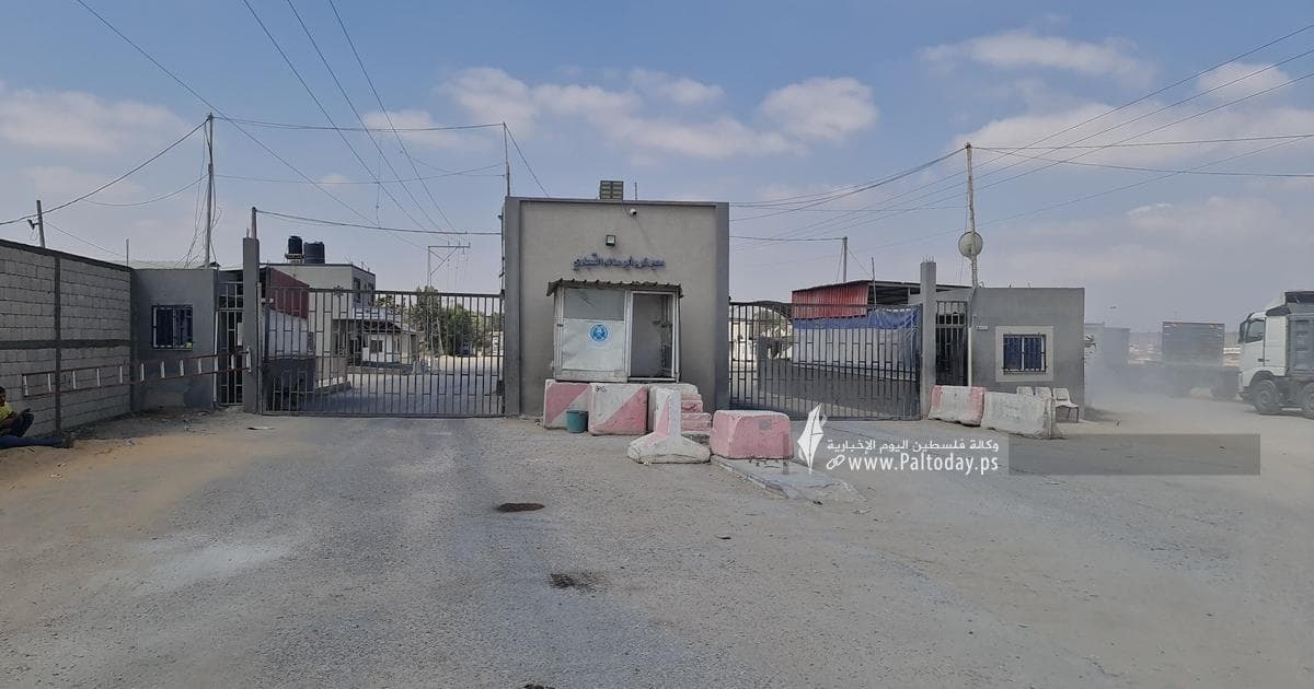 مستوطنون يغلّقون طريق كرم أبو سالم لعرقلة مساعدات غزة