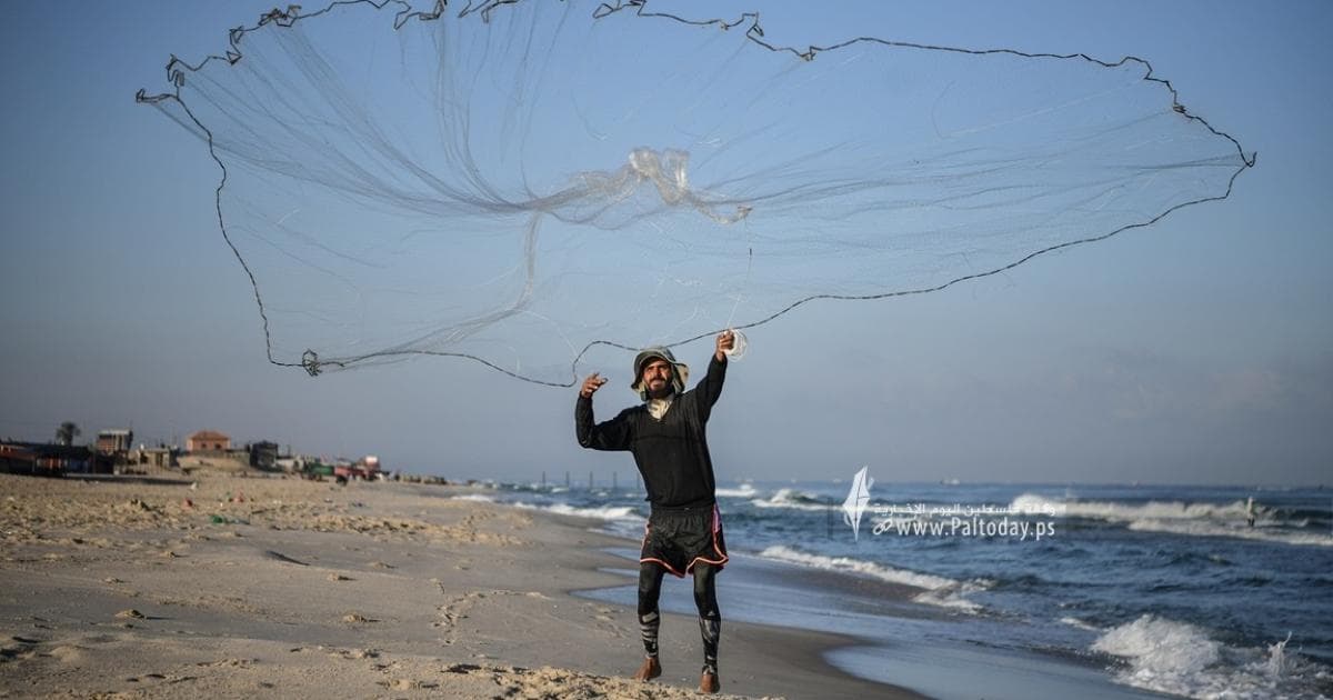 Naval forces detain 10 fishermen near Zwaida and Sheikh Ajloun