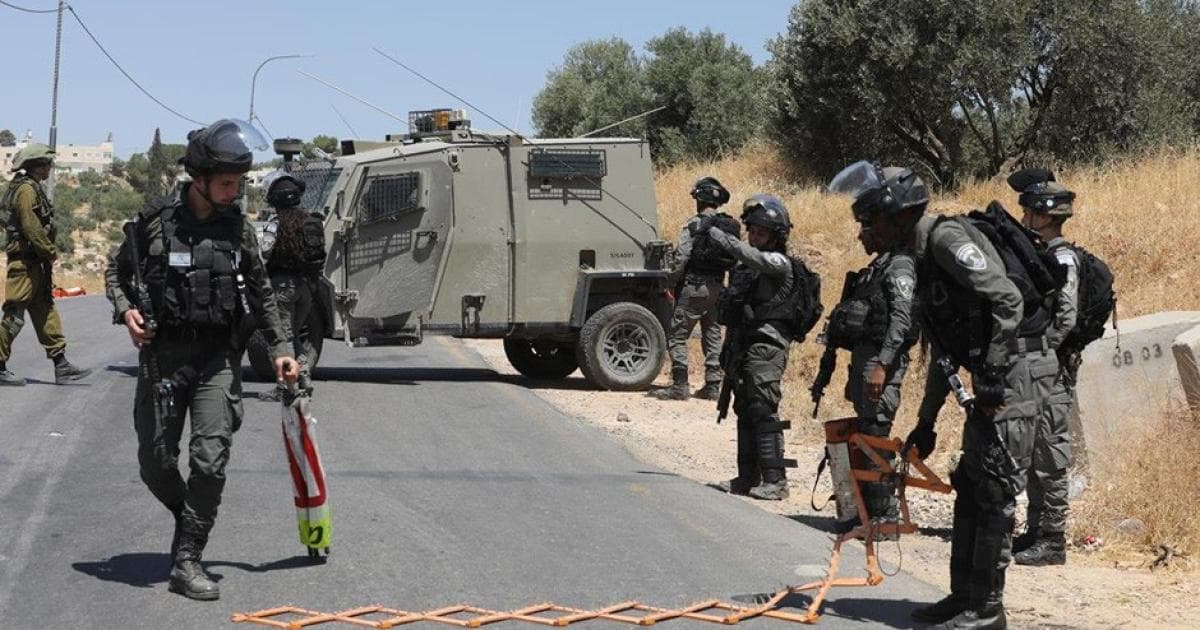 Occupation forces storm Nablus and establish a checkpoint