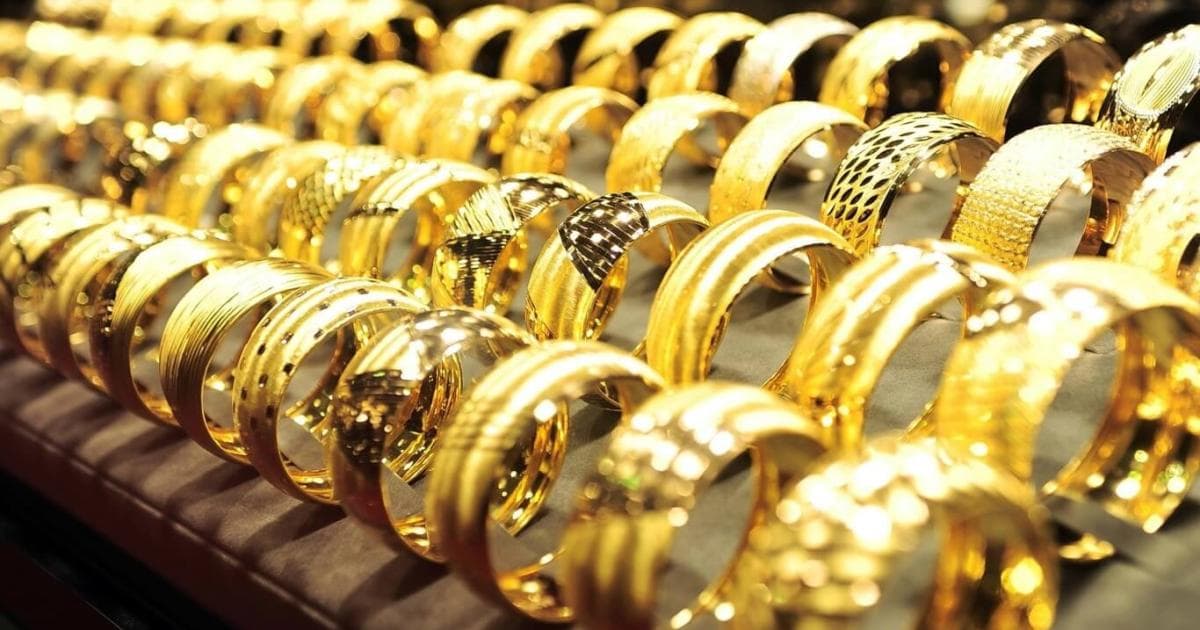 Gold prices rise, oil declines globally