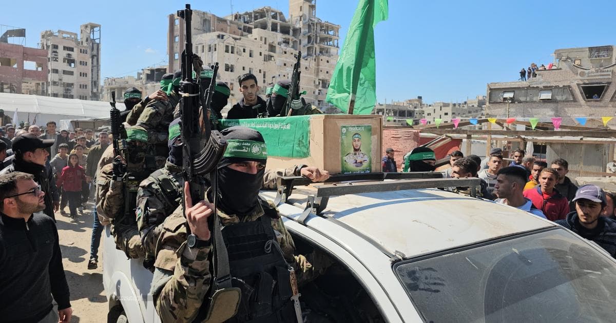 داخل الفلسطيني يعلق على استعداد حماس لتسليم سلاحها