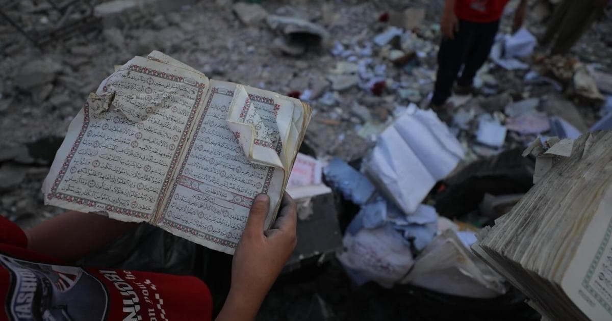 مستوطنون يحرقون مسجداً قرب القدس