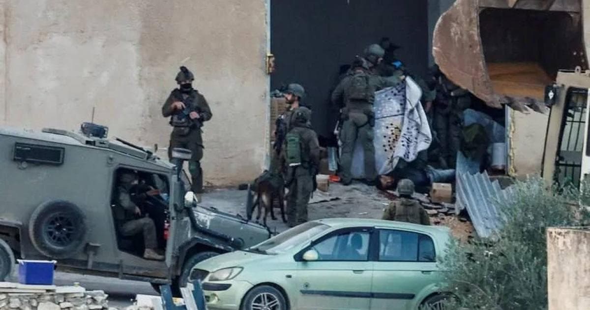 قوات الاحتلال تعتدي على شاب في نابلس صباحا