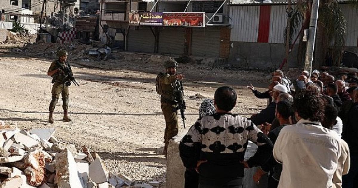 الاحتلال يغلق مداخل بيت أمر ويمنع الحركة
