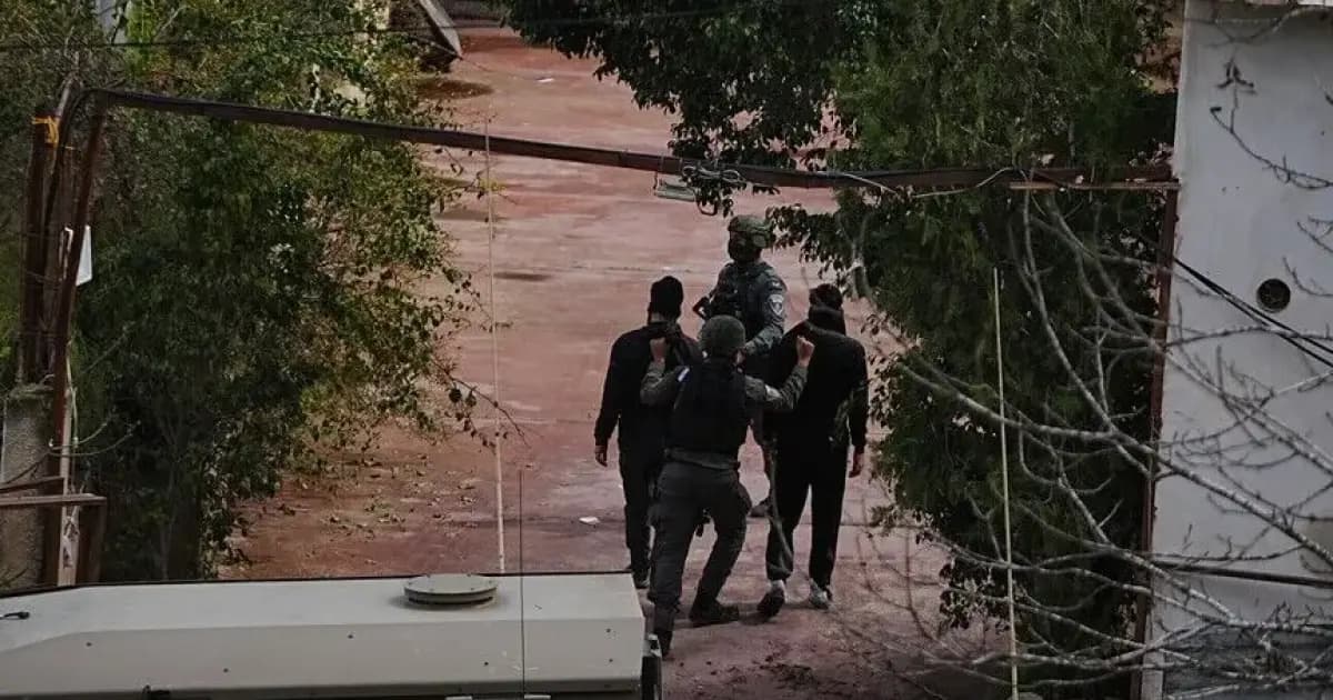 الجيش الإسرائيلي يعتقل 32 فلسطينيًا في مداهمات واسعة بالضفة الغربية