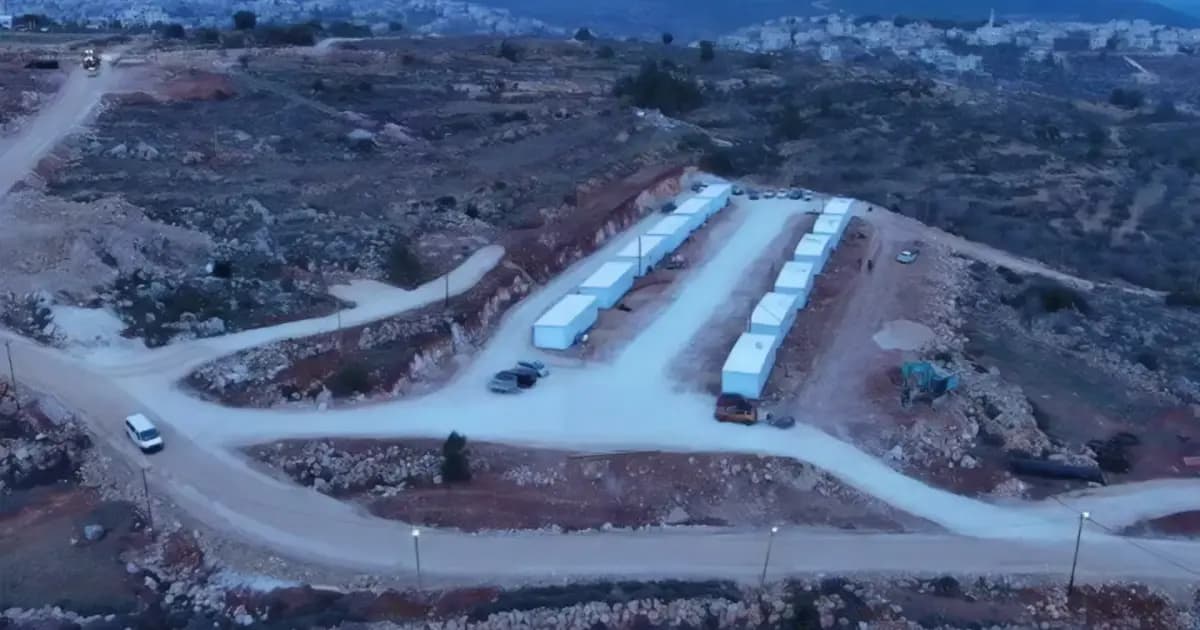 مستوطنون يوسعوا بؤرة عش غراب شرق بيت لحم