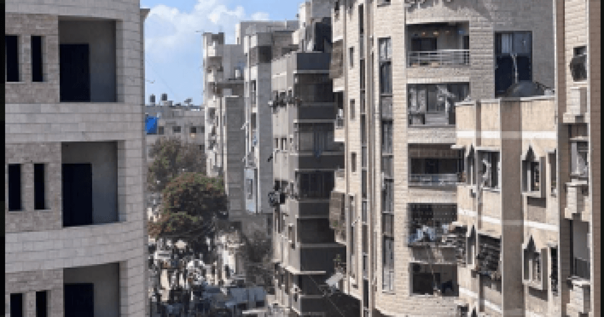 إصابات ووفاة جراء استهداف مدخل عمارة في غزة