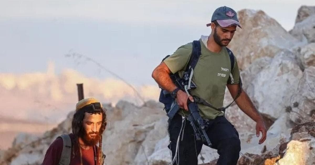 مستوطنون يشنون هجمات على تجمع بدوي في رام الله