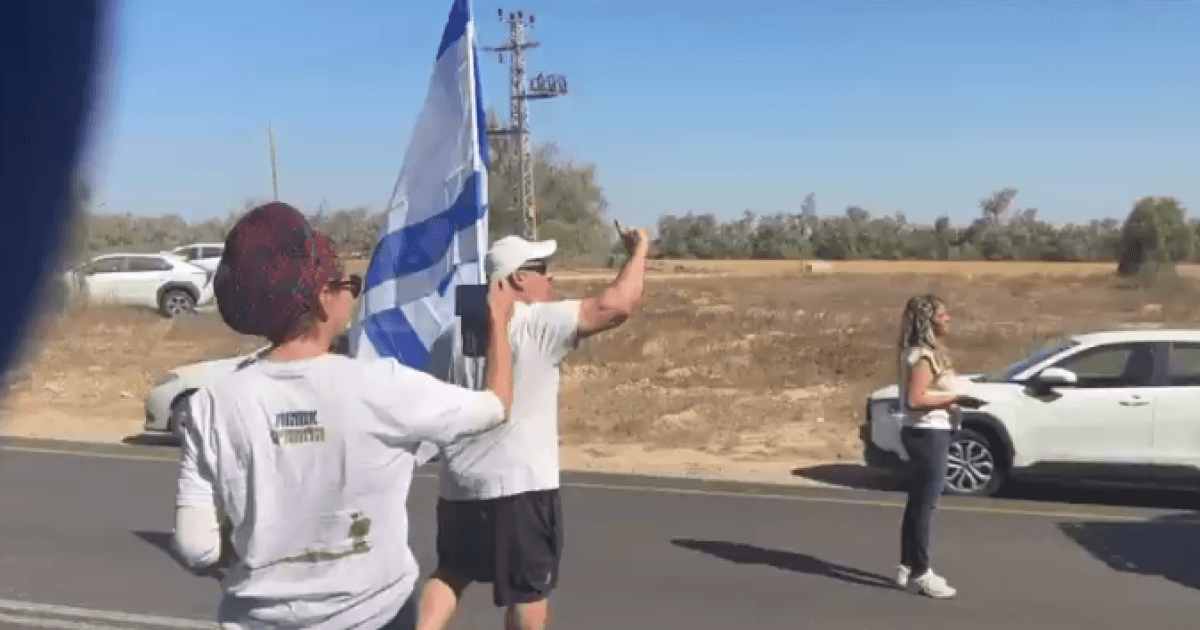 Settlers block Karam Abu Salem road