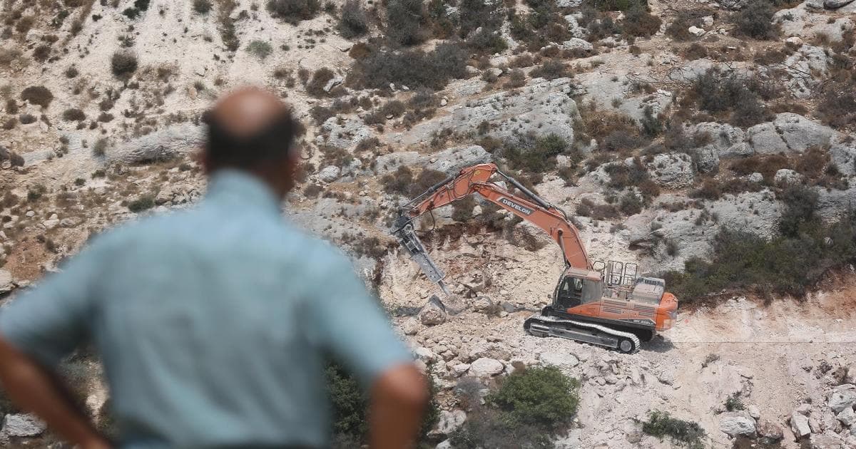 الاحتلال يواصل تجريف أراضٍ في سنجل شمال رام الله
