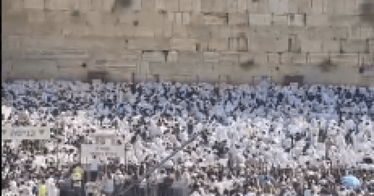 Settlers fill Western Wall Plaza