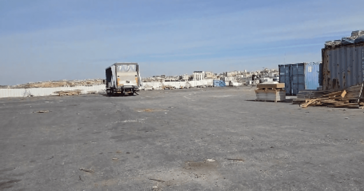 إنذار بإخلاء معرض بالخليل