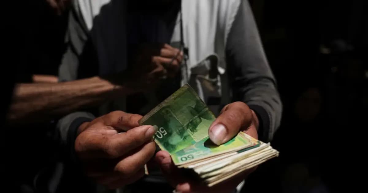 رفض الكاش يزيد معاناة غزة