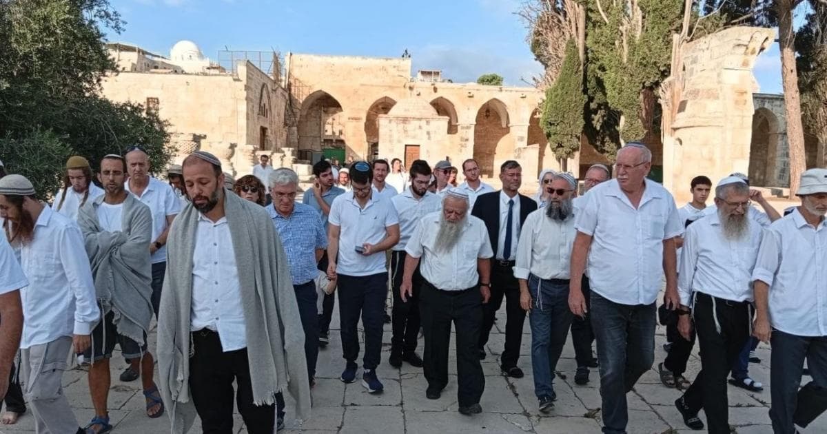 Settlers desecrate Al-Aqsa Mosque
