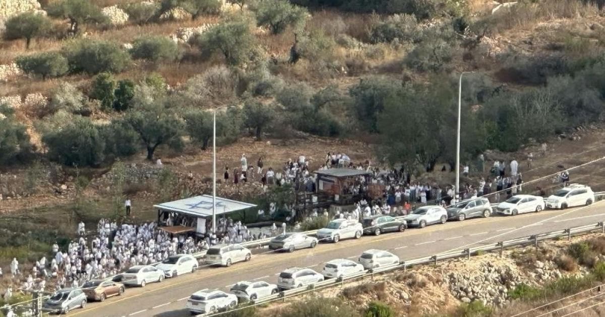 مستوطنون يقتحمون واد ريا ويغلقون الطرق