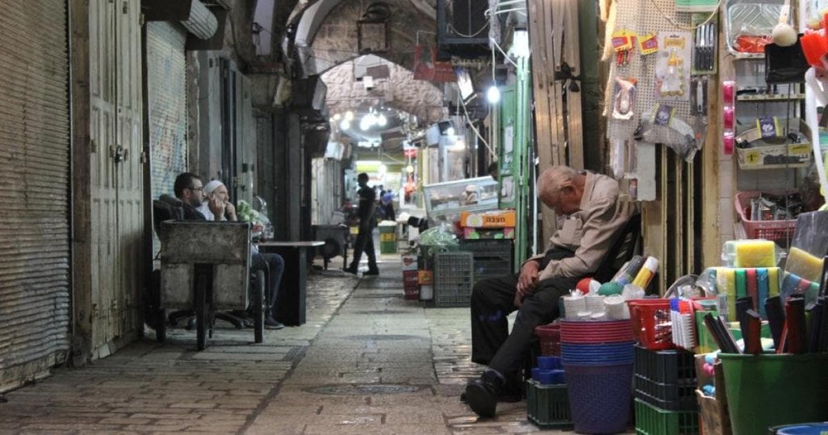 محلات القدس تواجه صعوبات بسبب الإغلاق
