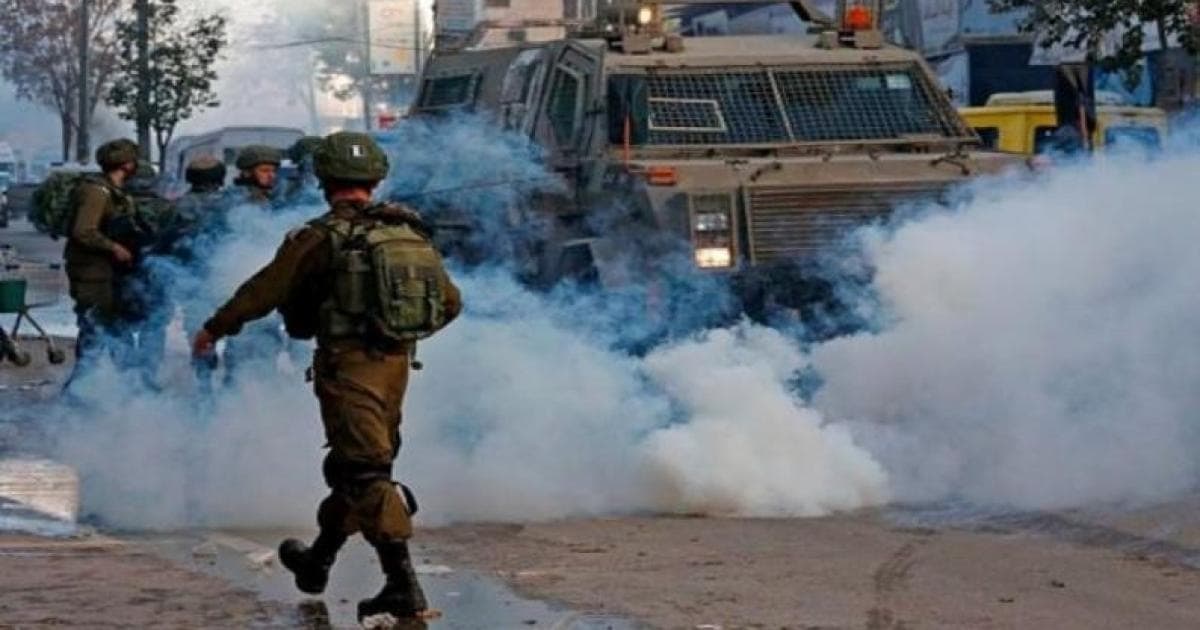 جيش الاحتلال يطلق غازات على مزارعين وصحفيين في دير أبو مشعل