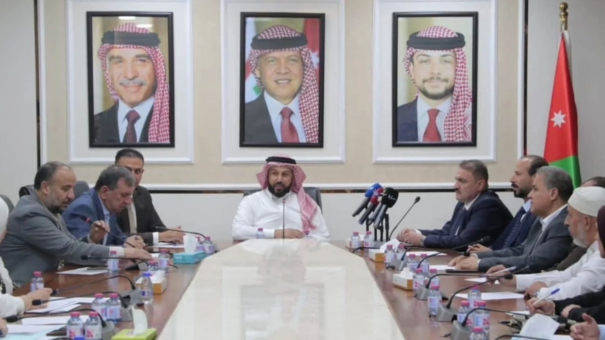 التربية النيابية تؤكد على تعزيز الشراكة مع مجالس التطوير