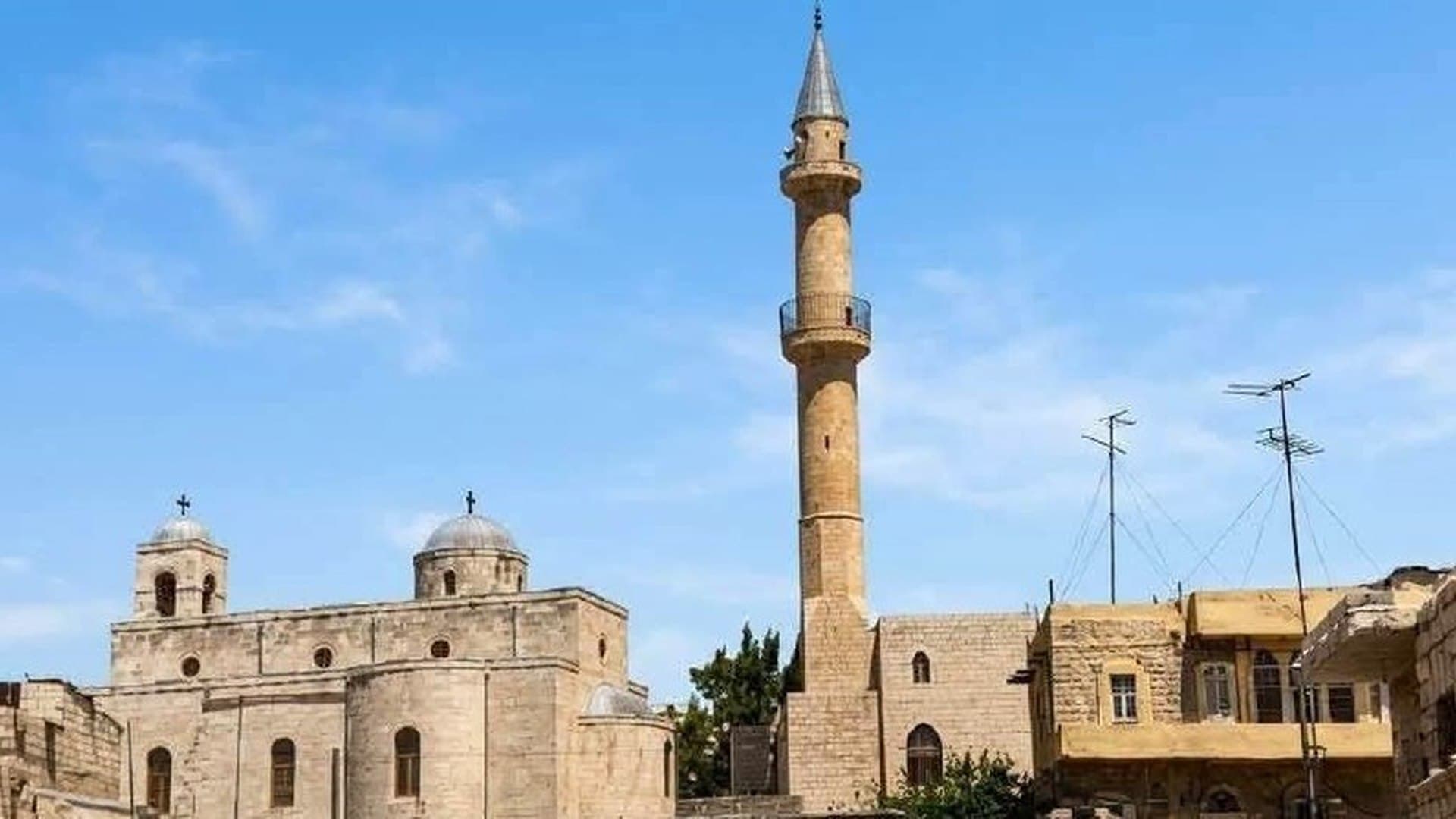 مسجد وكنيسة يجمعان إربد