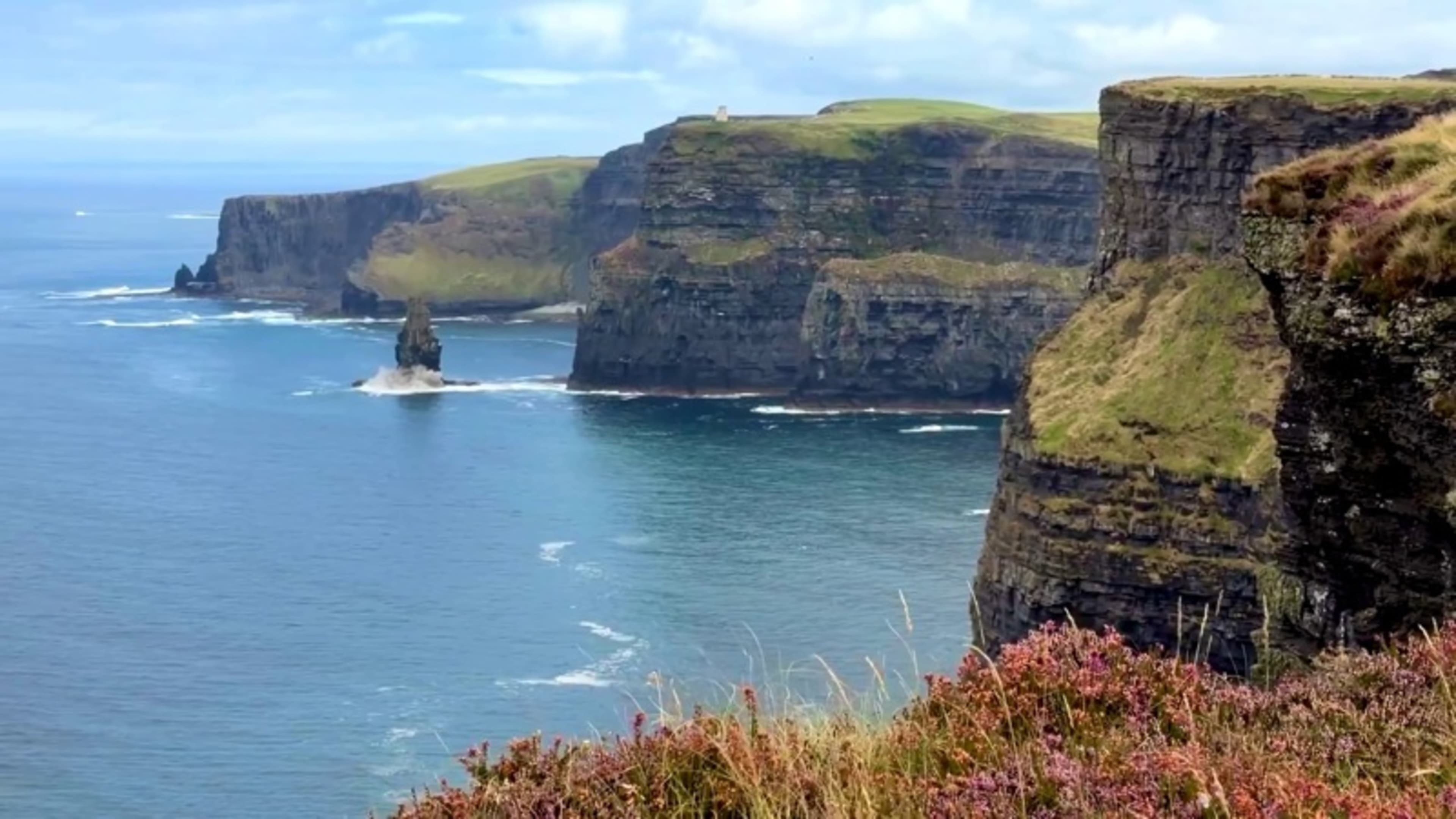 سائح أمريكي يلتقط لحظة تفتت صخرة من Cliffs of Moher