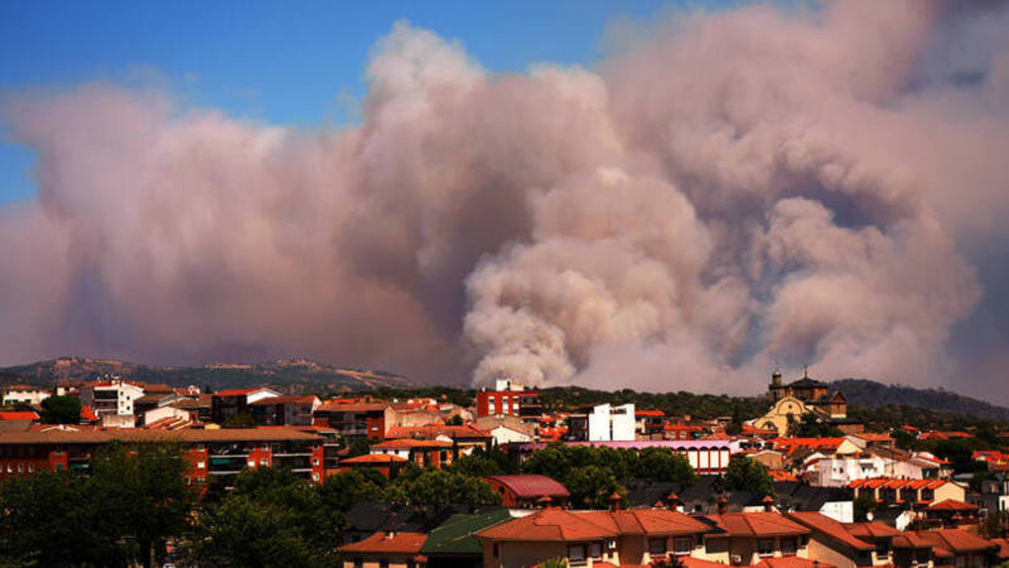Bordeaux on evacuation threat due to raging fire