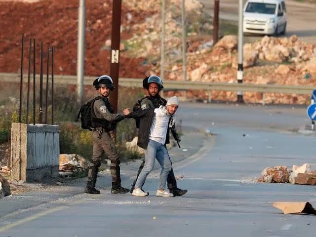 الاحتلال يعتقل 7 فلسطينيين ويحتجز 30