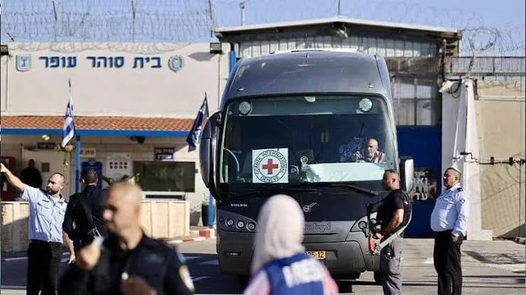 الأسرى الفلسطينيون يعانون من منع الزيارات