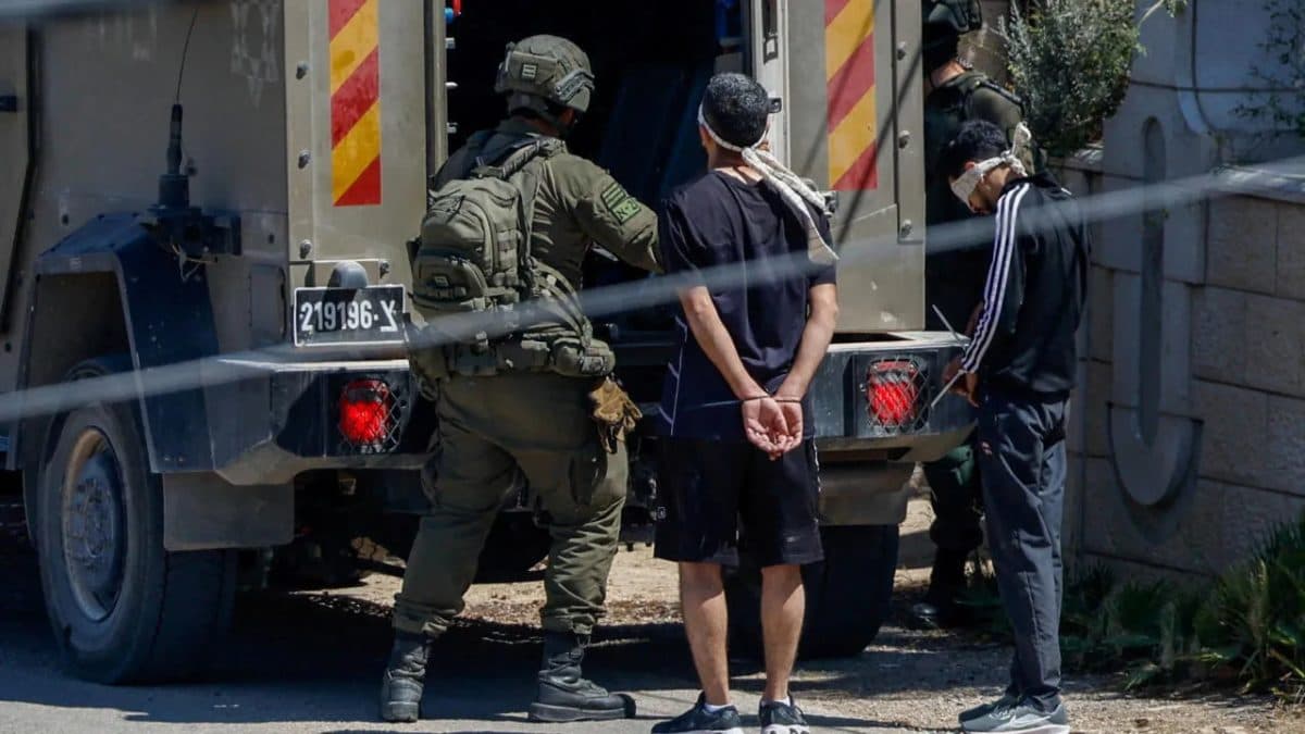 جيش الاحتلال يعتقل أكثر من 100 فلسطيني