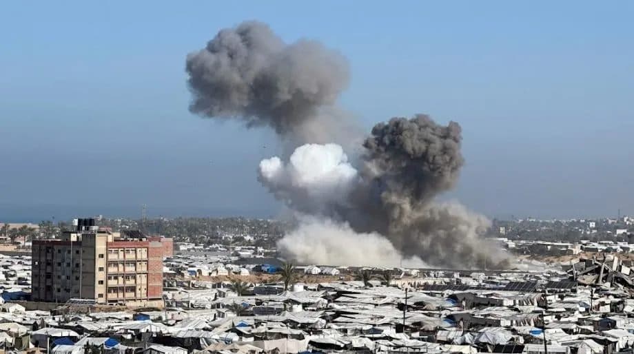 Gaza Port cafe shelling kills dozens