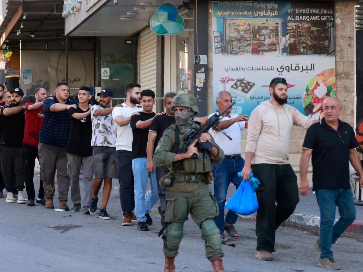 95 فلسطينيين بين اعتقال وتحقيق في الضفة
