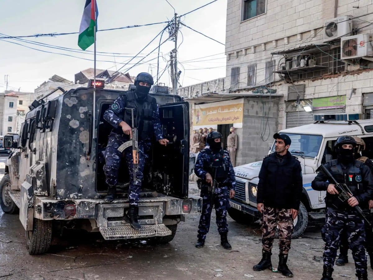 الاحتلال يعتقل 3 ضباط شرطة في رام الله