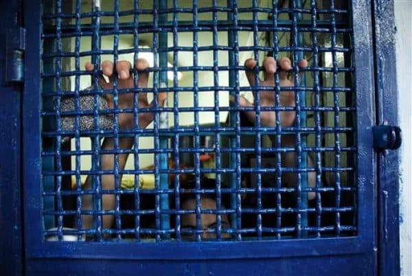 أسرى فلسطينيون يعانون من عزل متواصل