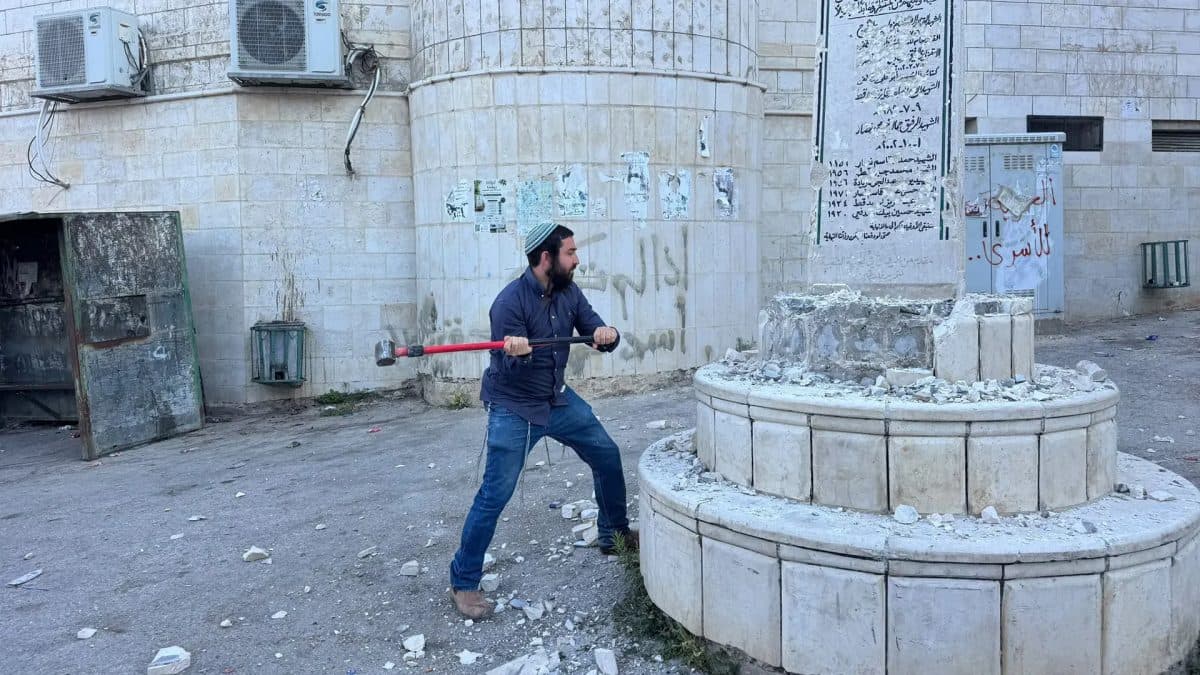 الاحتلال يشرع في هدم نصب الشهداء بالضفة