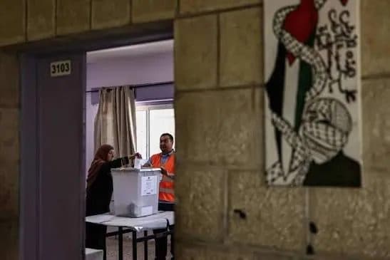 حماس تتجه للانتخابات وعباس يتولى القيادة