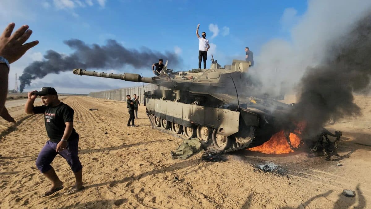 تتبع مجريات الحرب في السجن والحرب