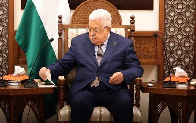 سبب غياب عباس عن شعبه وقضاياه