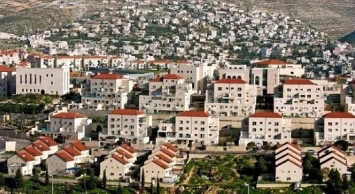 Settlement Growth Amid Caravans and Recognition